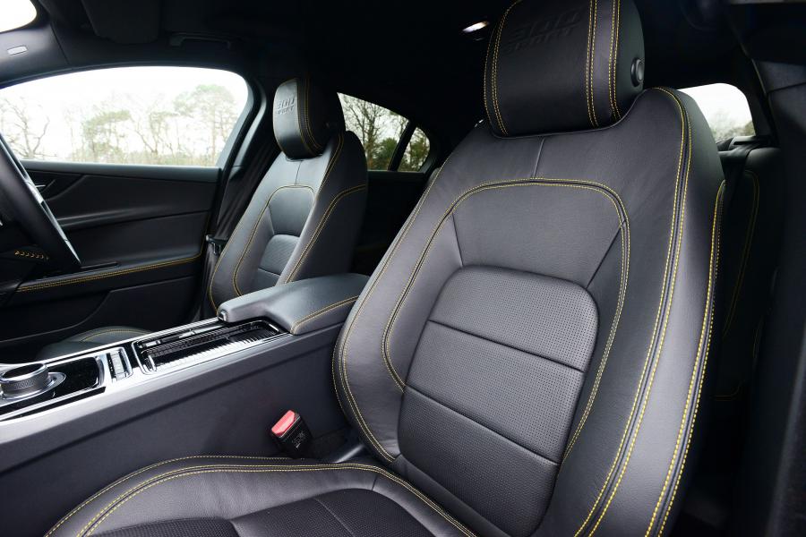 Интерьер Jaguar XE 300 Sport 2018 года  (UK) (фото 19 из 24)
